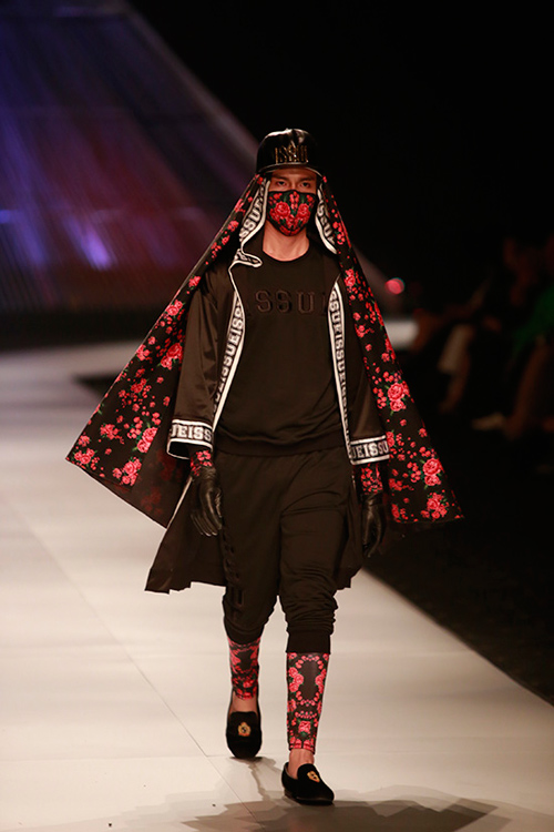 Hoàng Thùy "đắt" show thời trang quốc tế - 2