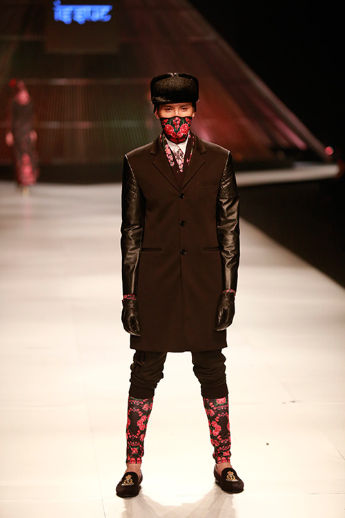 Hoàng Thùy "đắt" show thời trang quốc tế - 3