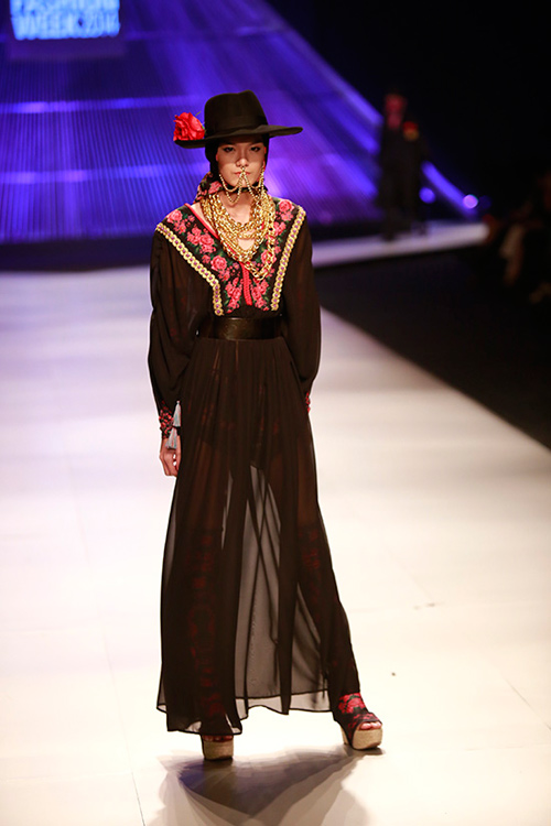 Hoàng Thùy "đắt" show thời trang quốc tế - 4