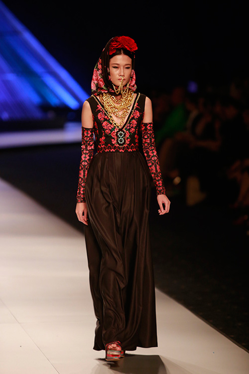 Hoàng Thùy "đắt" show thời trang quốc tế - 5