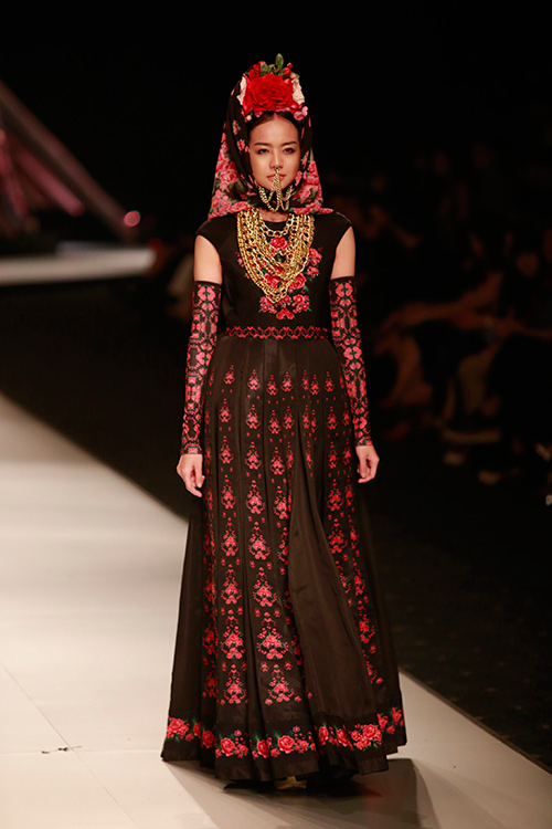 Hoàng Thùy "đắt" show thời trang quốc tế - 6