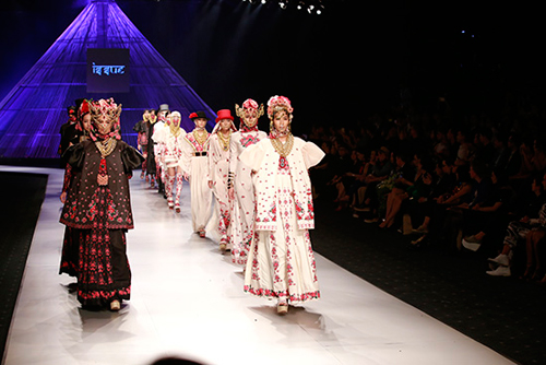 Hoàng Thùy "đắt" show thời trang quốc tế - 8