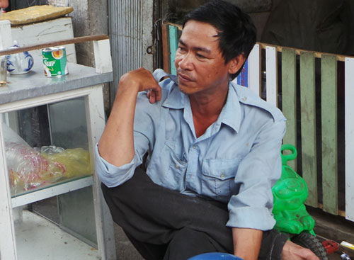 Phá cửa, giải cứu 5 người trong căn nhà rực lửa - 2