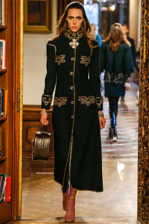 Cara Delevingne hôn nhà thiết kế 81 tuổi của Chanel - 7