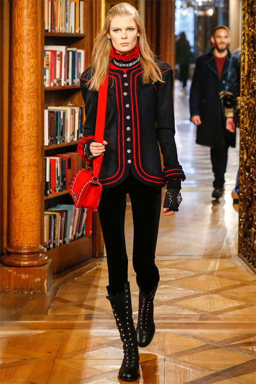 Cara Delevingne hôn nhà thiết kế 81 tuổi của Chanel - 9