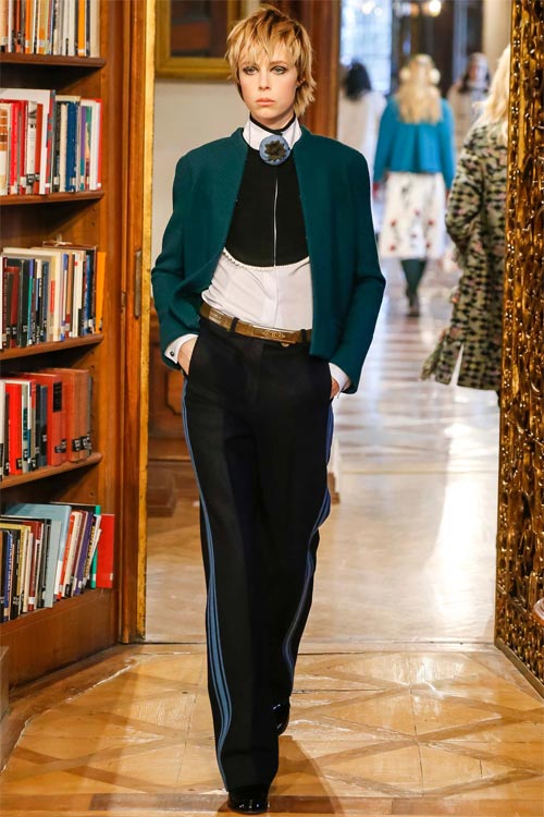 Cara Delevingne hôn nhà thiết kế 81 tuổi của Chanel - 15