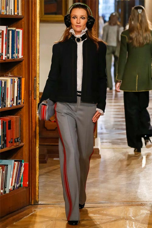 Cara Delevingne hôn nhà thiết kế 81 tuổi của Chanel - 16