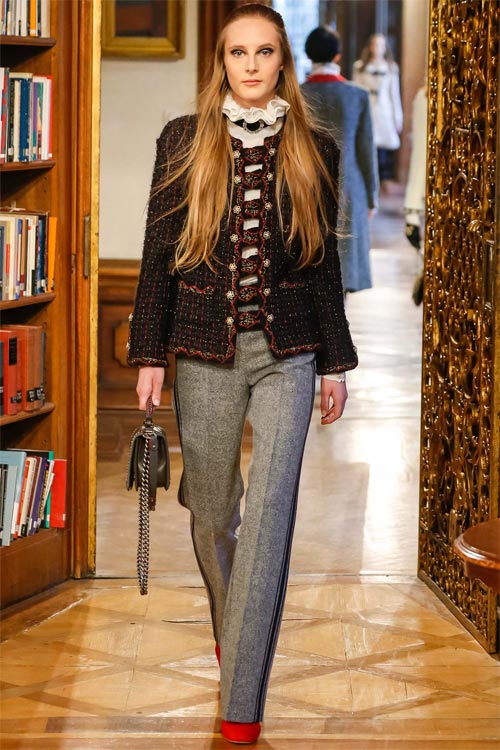 Cara Delevingne hôn nhà thiết kế 81 tuổi của Chanel - 18