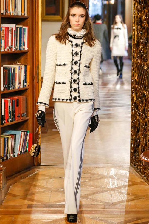 Cara Delevingne hôn nhà thiết kế 81 tuổi của Chanel - 19