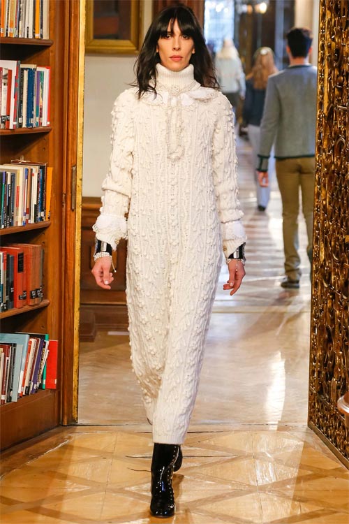 Cara Delevingne hôn nhà thiết kế 81 tuổi của Chanel - 3