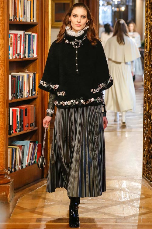 Cara Delevingne hôn nhà thiết kế 81 tuổi của Chanel - 8