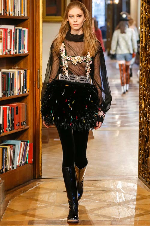 Cara Delevingne hôn nhà thiết kế 81 tuổi của Chanel - 14