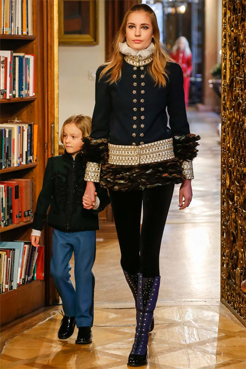 Cara Delevingne hôn nhà thiết kế 81 tuổi của Chanel - 5