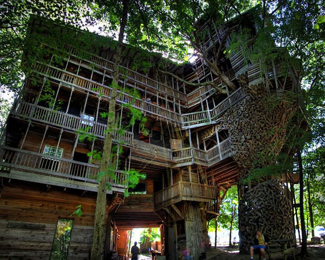 Với cấu trúc khổng lồ và hoành tráng, đây là ngôi nhà cây cao nhất thế giới được làm hoàn toàn từ gỗ khai hoảng của Horace Burgess ở Crossville, Tennessee, Mỹ.


