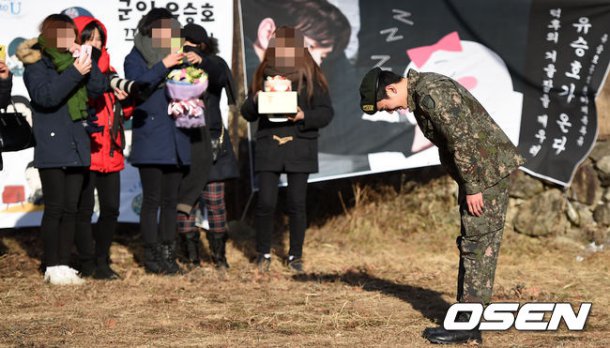 Mỹ nam Yoo Seung Ho xuất ngũ trong nước mắt - 7