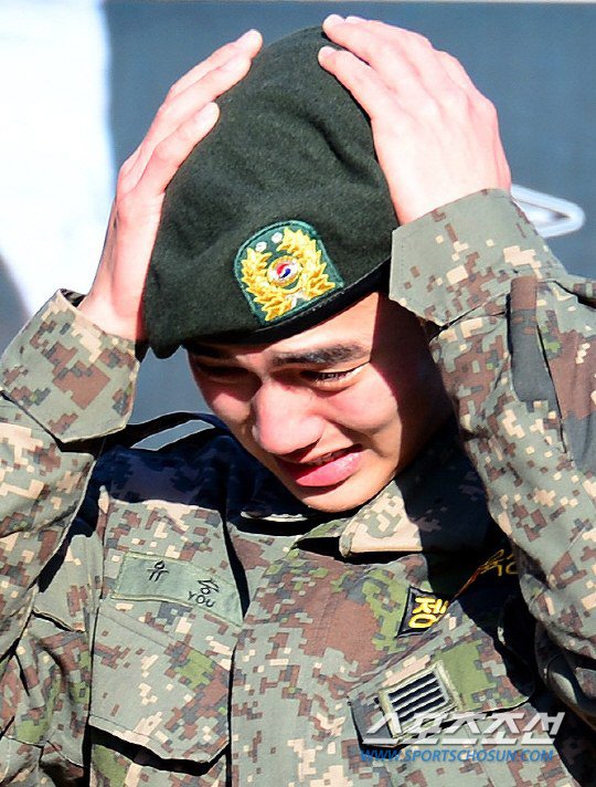 Mỹ nam Yoo Seung Ho xuất ngũ trong nước mắt - 5