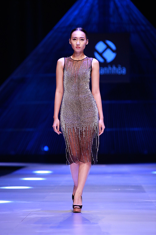 Minh Triệu mặc váy "ngàn hoa" lạ mắt - 3