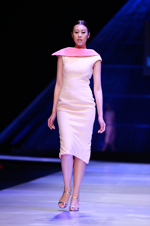 Minh Triệu mặc váy "ngàn hoa" lạ mắt - 7