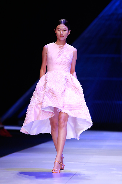 Minh Triệu mặc váy "ngàn hoa" lạ mắt - 8