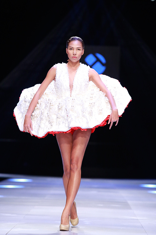 Minh Triệu mặc váy "ngàn hoa" lạ mắt - 1