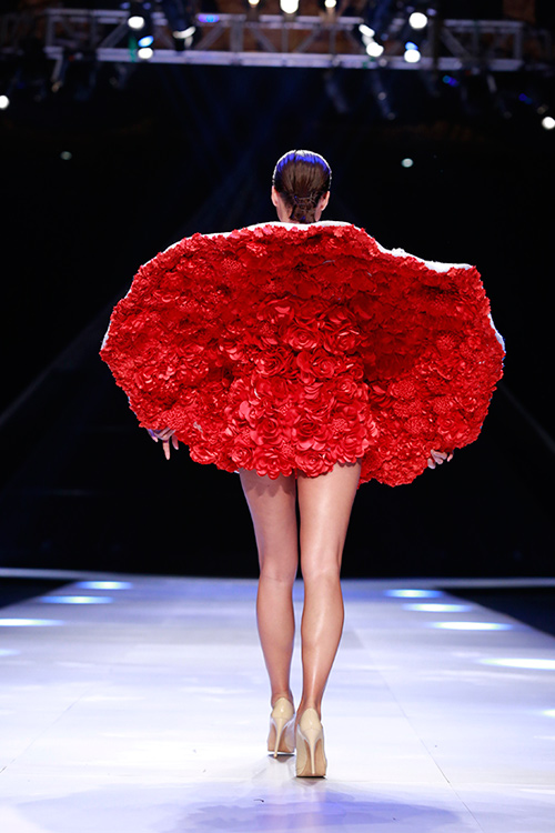 Minh Triệu mặc váy "ngàn hoa" lạ mắt - 2