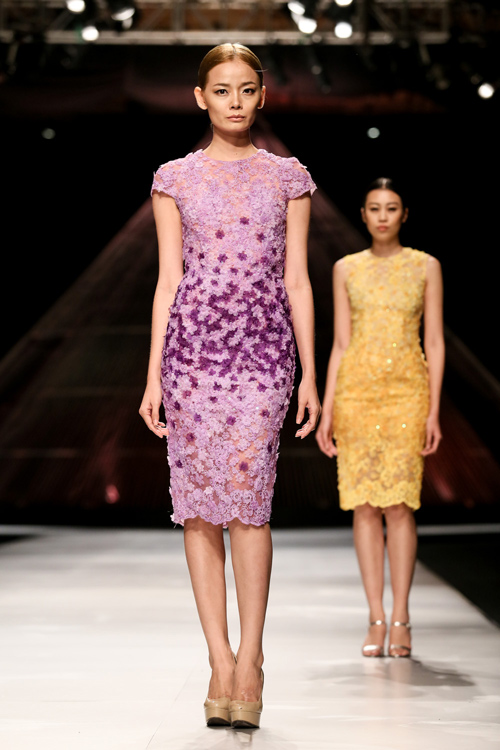 Minh Triệu mặc váy "ngàn hoa" lạ mắt - 9