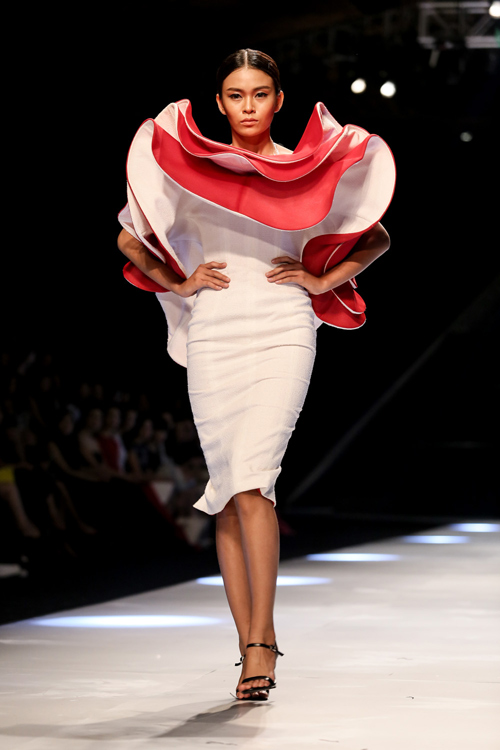 Minh Triệu mặc váy "ngàn hoa" lạ mắt - 10