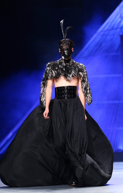 Minh Triệu mặc váy "ngàn hoa" lạ mắt - 12