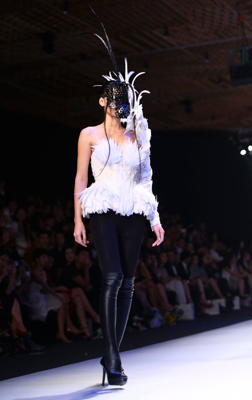 Minh Triệu mặc váy "ngàn hoa" lạ mắt - 13