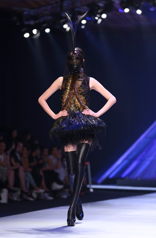 Minh Triệu mặc váy "ngàn hoa" lạ mắt - 14