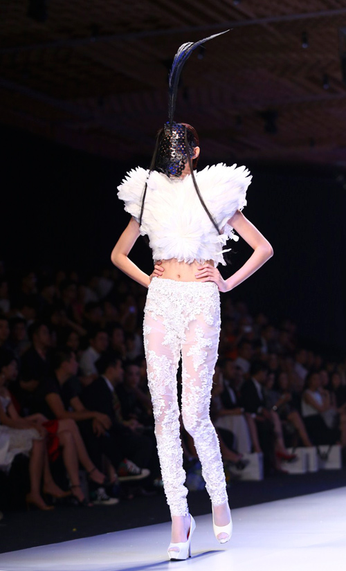 Minh Triệu mặc váy "ngàn hoa" lạ mắt - 15