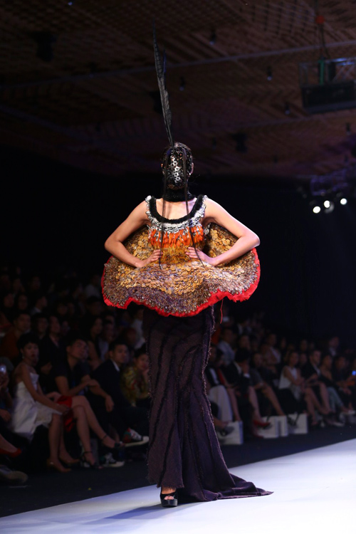 Minh Triệu mặc váy "ngàn hoa" lạ mắt - 16