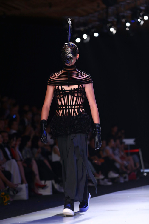 Minh Triệu mặc váy "ngàn hoa" lạ mắt - 17