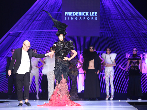 Minh Triệu mặc váy "ngàn hoa" lạ mắt - 19