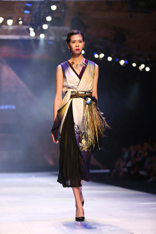 Minh Triệu mặc váy "ngàn hoa" lạ mắt - 11