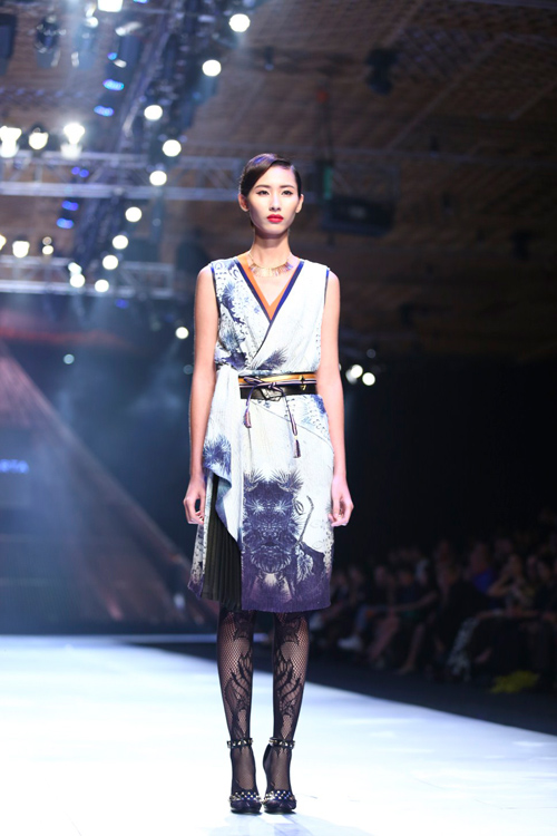 Minh Triệu mặc váy "ngàn hoa" lạ mắt - 12