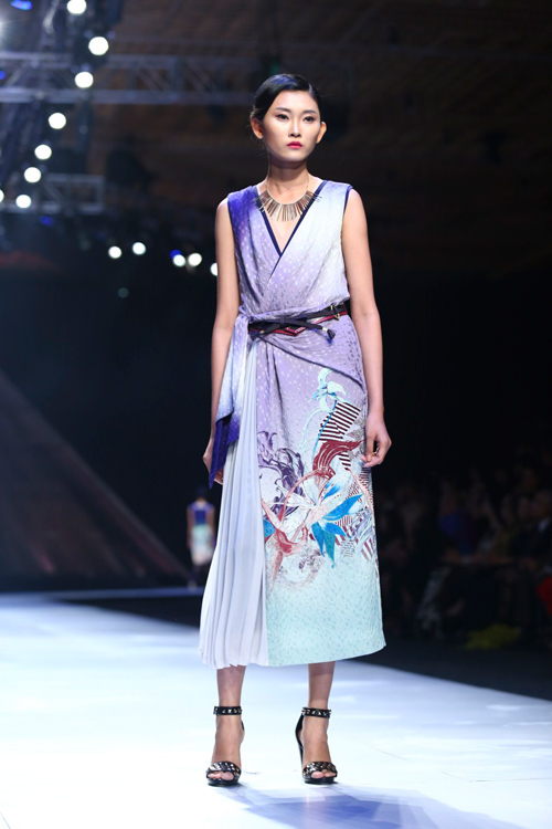 Minh Triệu mặc váy "ngàn hoa" lạ mắt - 13