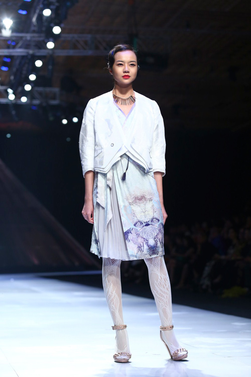 Minh Triệu mặc váy "ngàn hoa" lạ mắt - 14