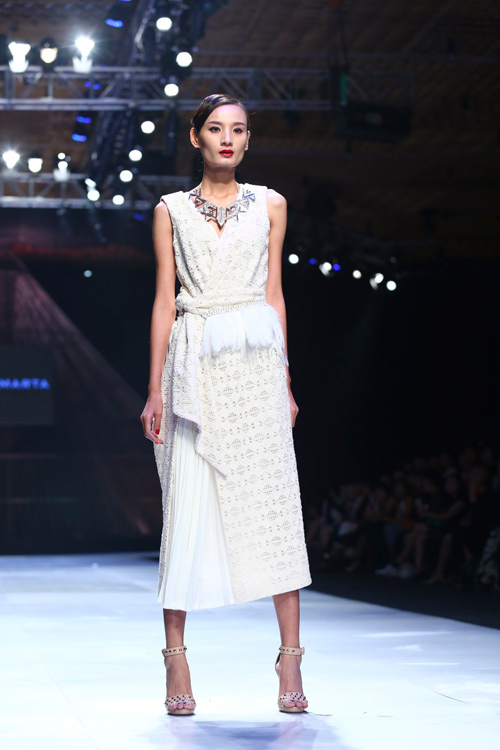 Minh Triệu mặc váy "ngàn hoa" lạ mắt - 15