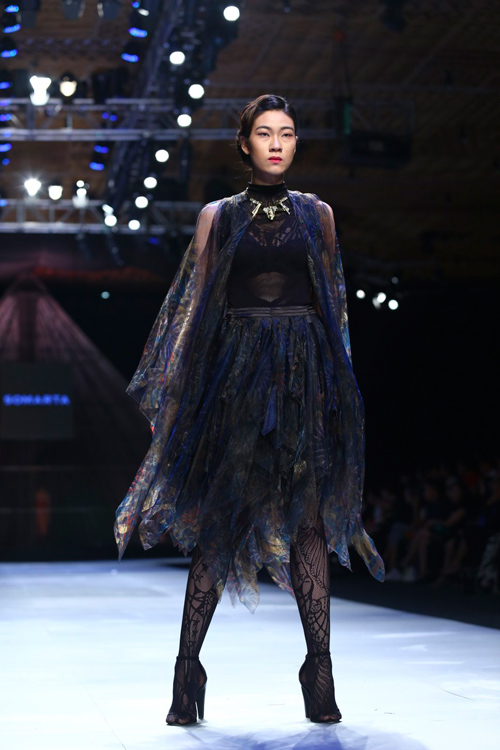 Minh Triệu mặc váy "ngàn hoa" lạ mắt - 16