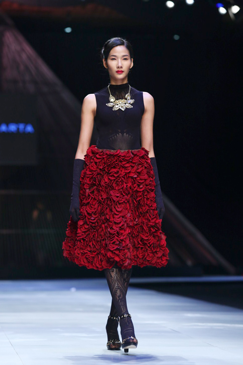 Minh Triệu mặc váy "ngàn hoa" lạ mắt - 17