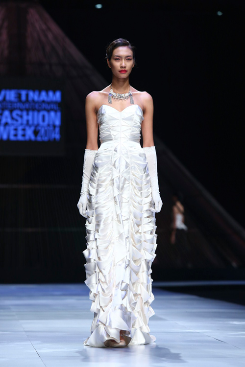 Minh Triệu mặc váy "ngàn hoa" lạ mắt - 18