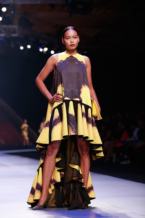 Minh Triệu mặc váy "ngàn hoa" lạ mắt - 2