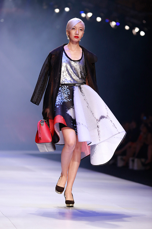 Minh Triệu mặc váy "ngàn hoa" lạ mắt - 4