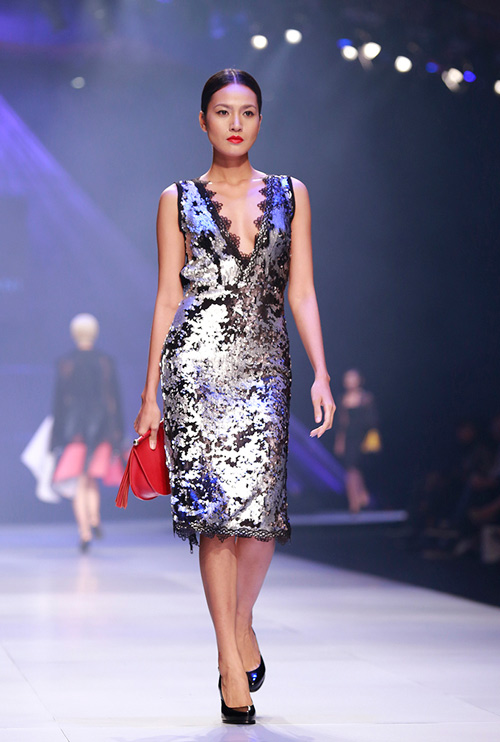 Minh Triệu mặc váy "ngàn hoa" lạ mắt - 5