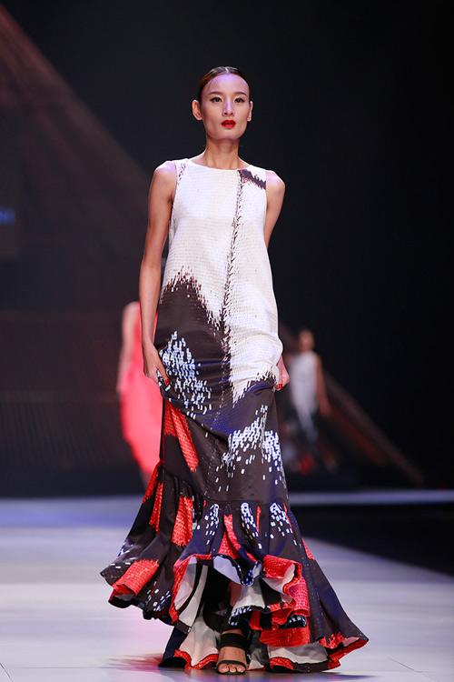 Minh Triệu mặc váy "ngàn hoa" lạ mắt - 6