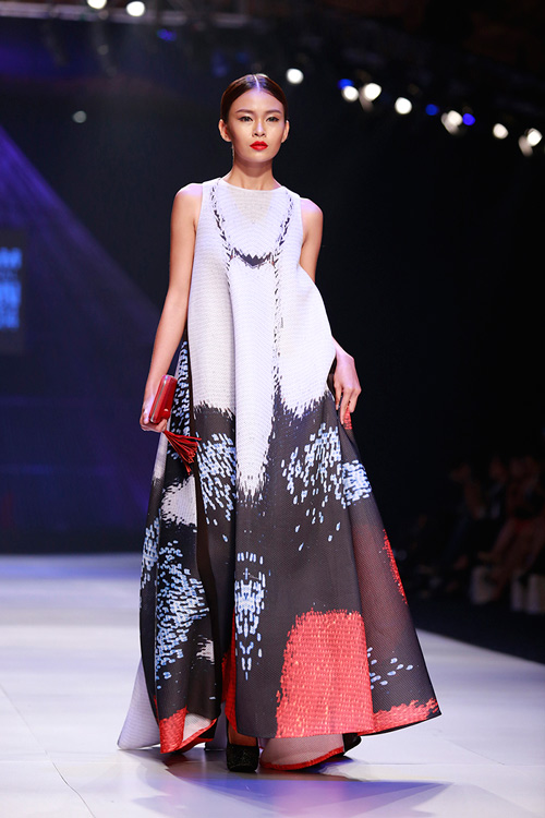 Minh Triệu mặc váy "ngàn hoa" lạ mắt - 7