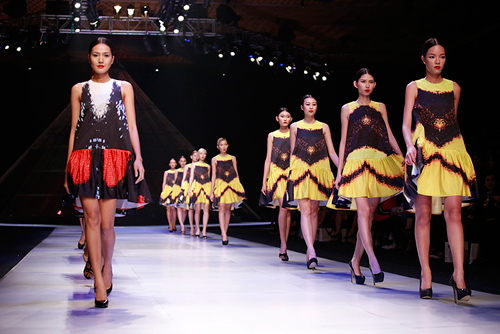 Minh Triệu mặc váy "ngàn hoa" lạ mắt - 9