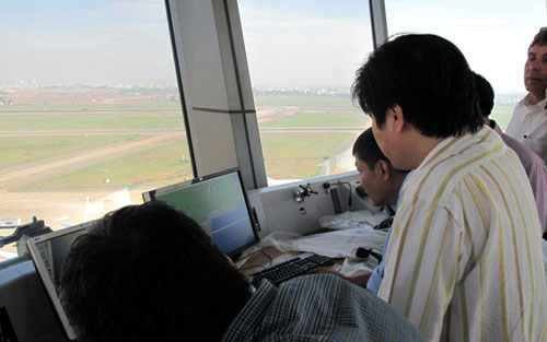 Giám sát chặt các đài kiểm soát không lưu tại sân bay - 1