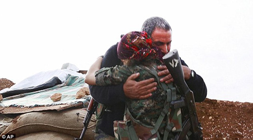 Cha và con gái hội ngộ cảm động trên mặt trận chống IS - 1
